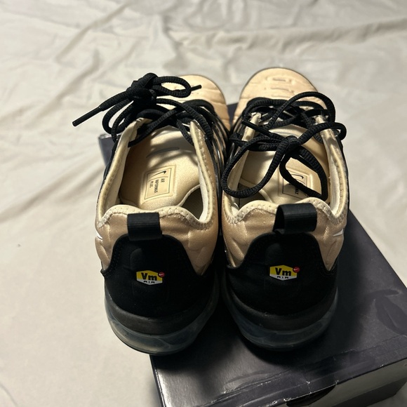 Nike vapormax plus cream and black size 9 men’s - Picture 3 of 3